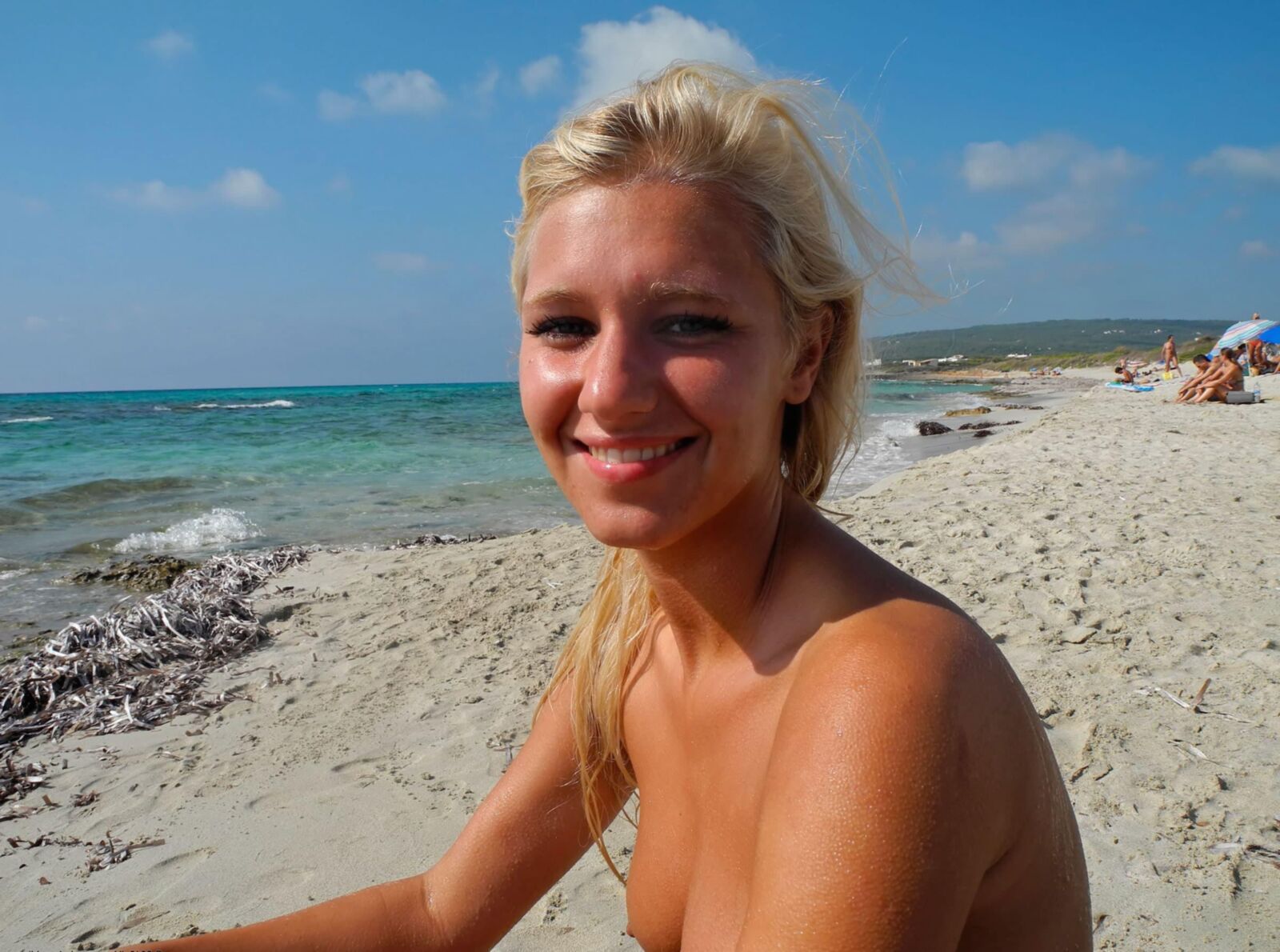 Nettes Mädchen (blonde im Urlaub, zeigt ihren nackten Körper öffentlich)