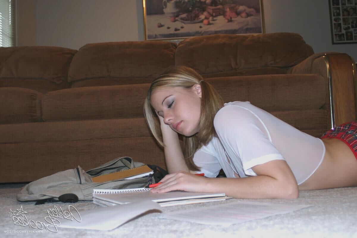 Une petite pause d'Ashley Brookes dans les devoirs '