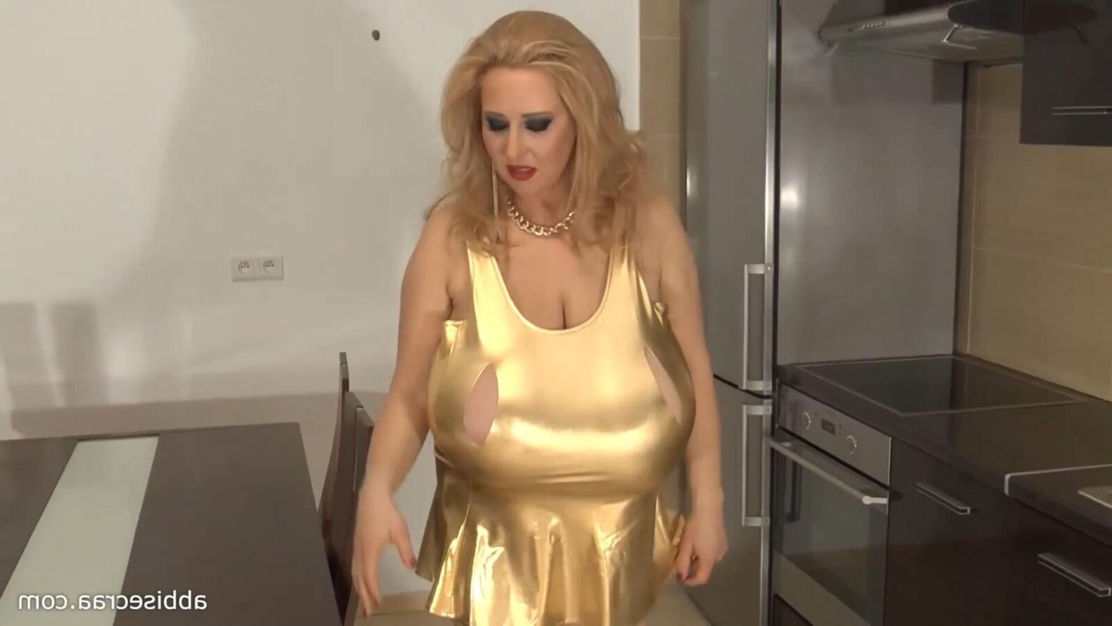 Abbi secraa rubia polaca súper tetona en un vestido dorado revelador