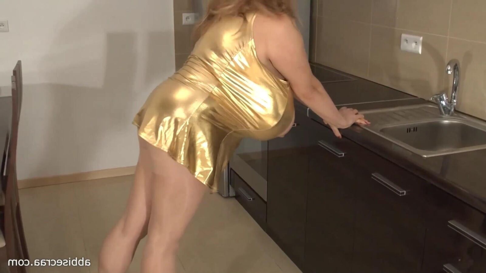 Abbi secraa rubia polaca súper tetona en un vestido dorado revelador