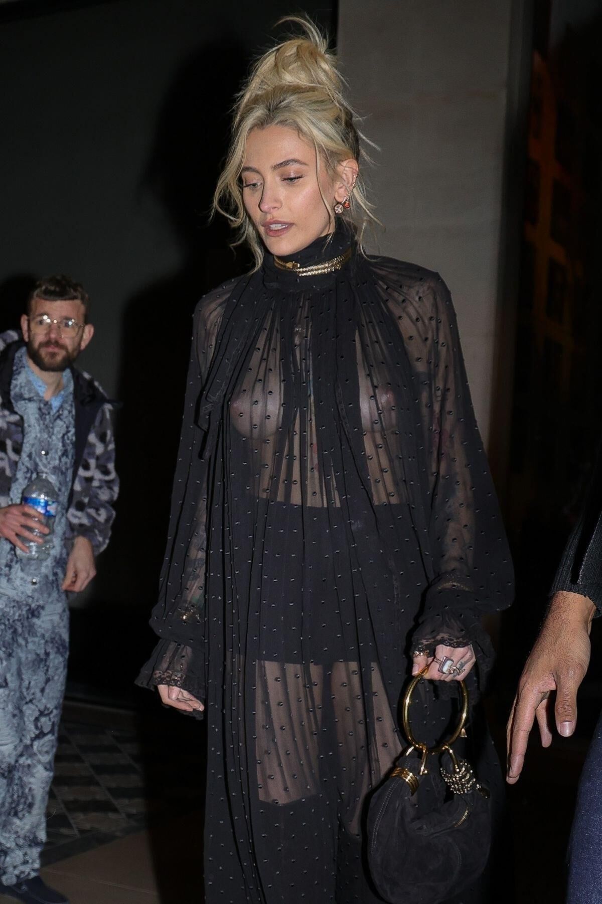 Paris Jackson arrive à Costes Party