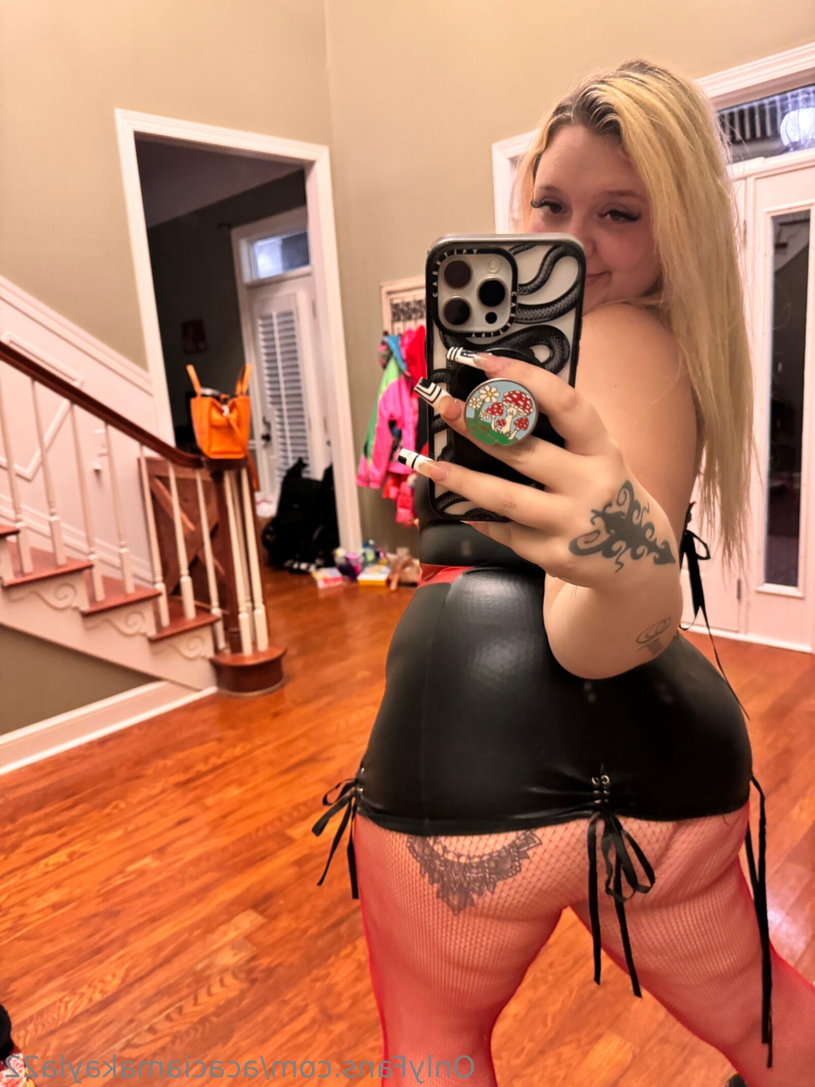 Кайла огромная задница большие сиськи блондинка BBW Tattooed Girl смешанная горячая выстрел