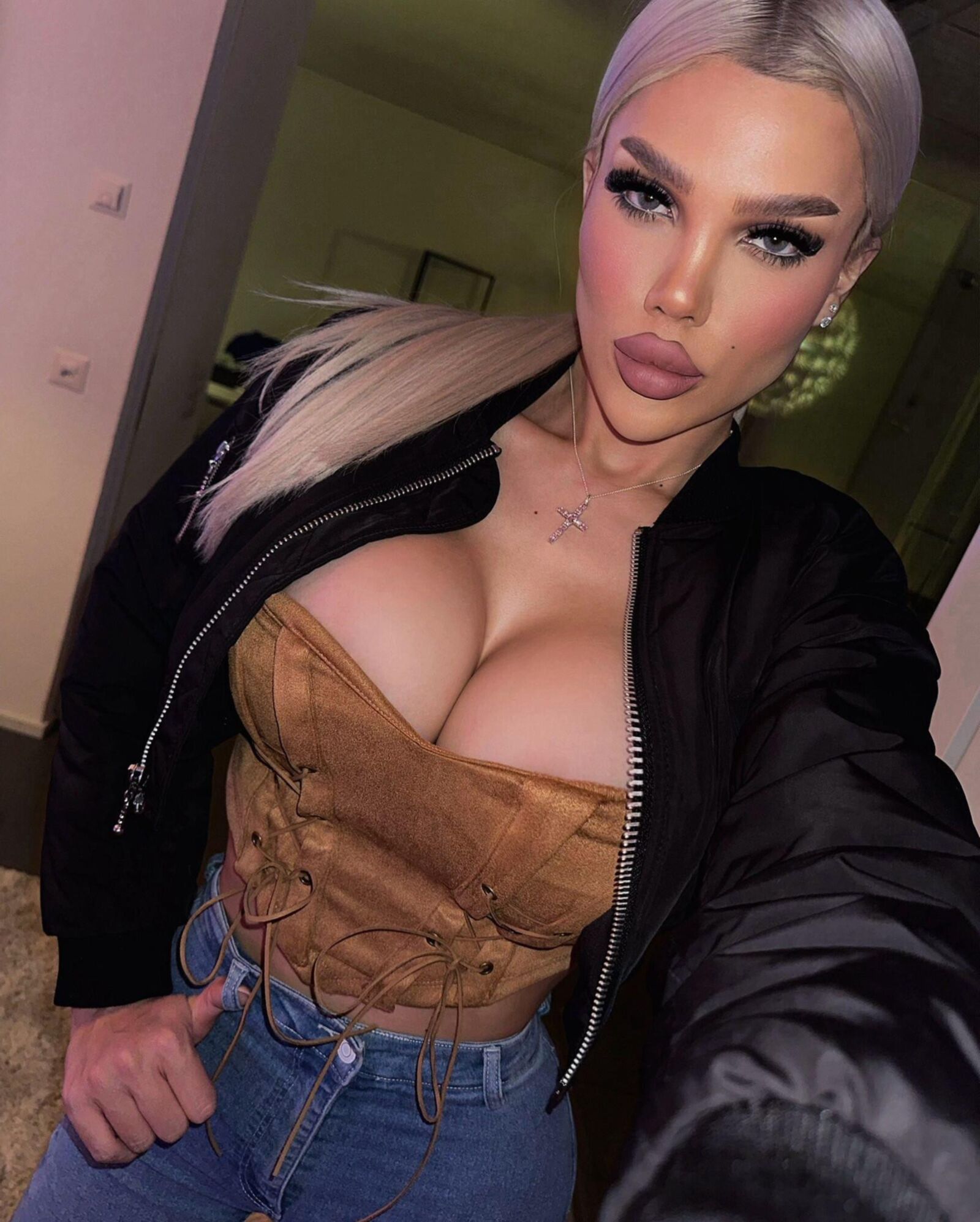 Perfect Bimbo chav Goddess Shay pour exploser si fort