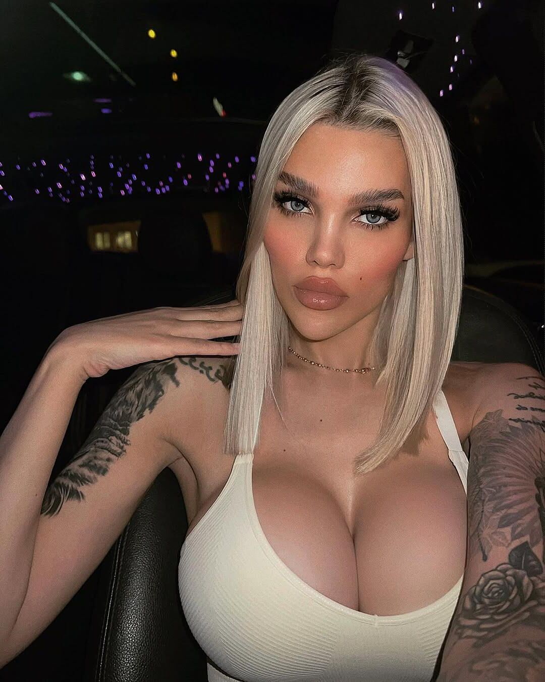 Perfect Bimbo chav Goddess Shay pour exploser si fort