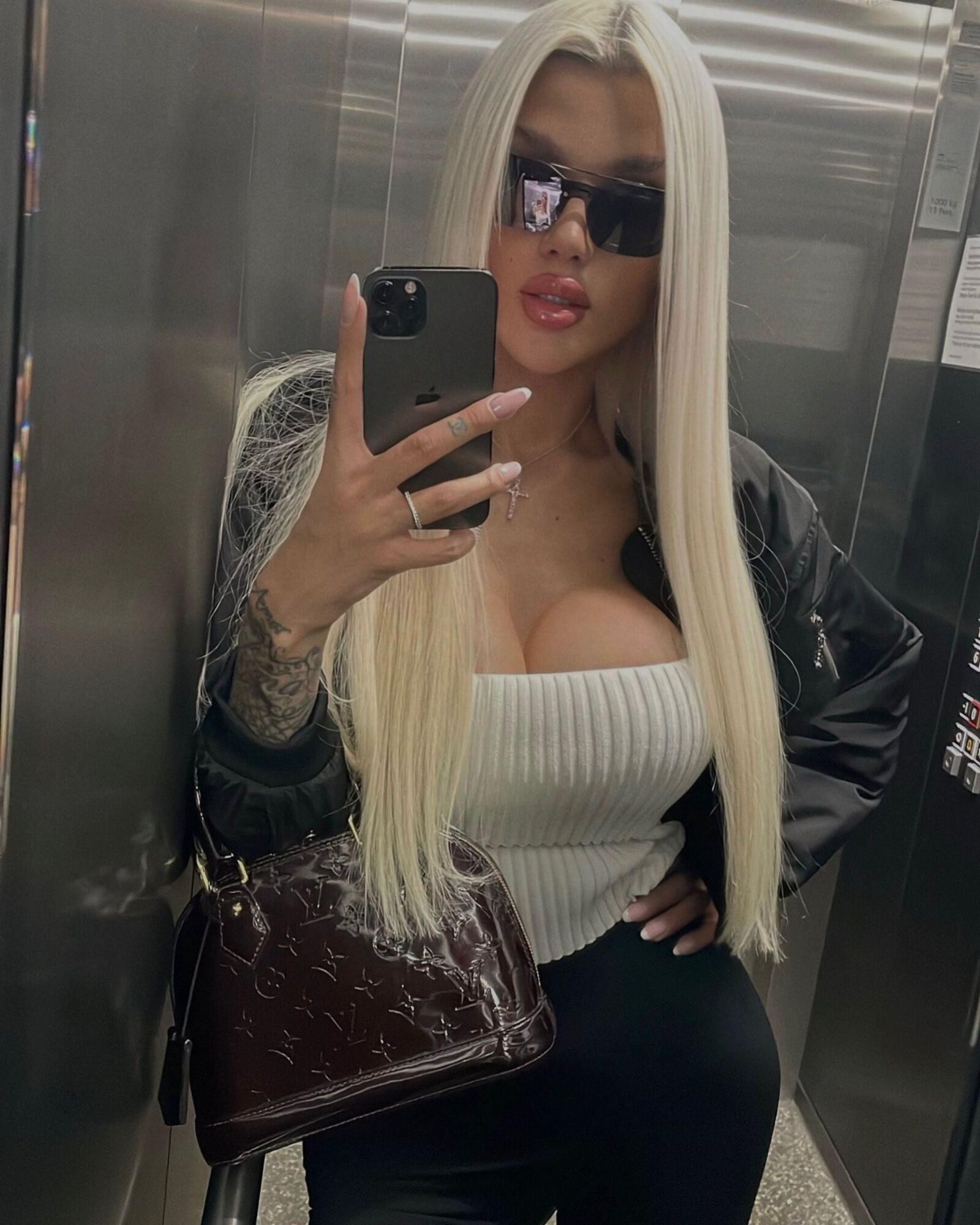 Perfect Bimbo chav Goddess Shay pour exploser si fort