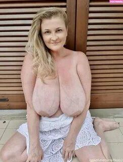Blonde, sinueuse et belle