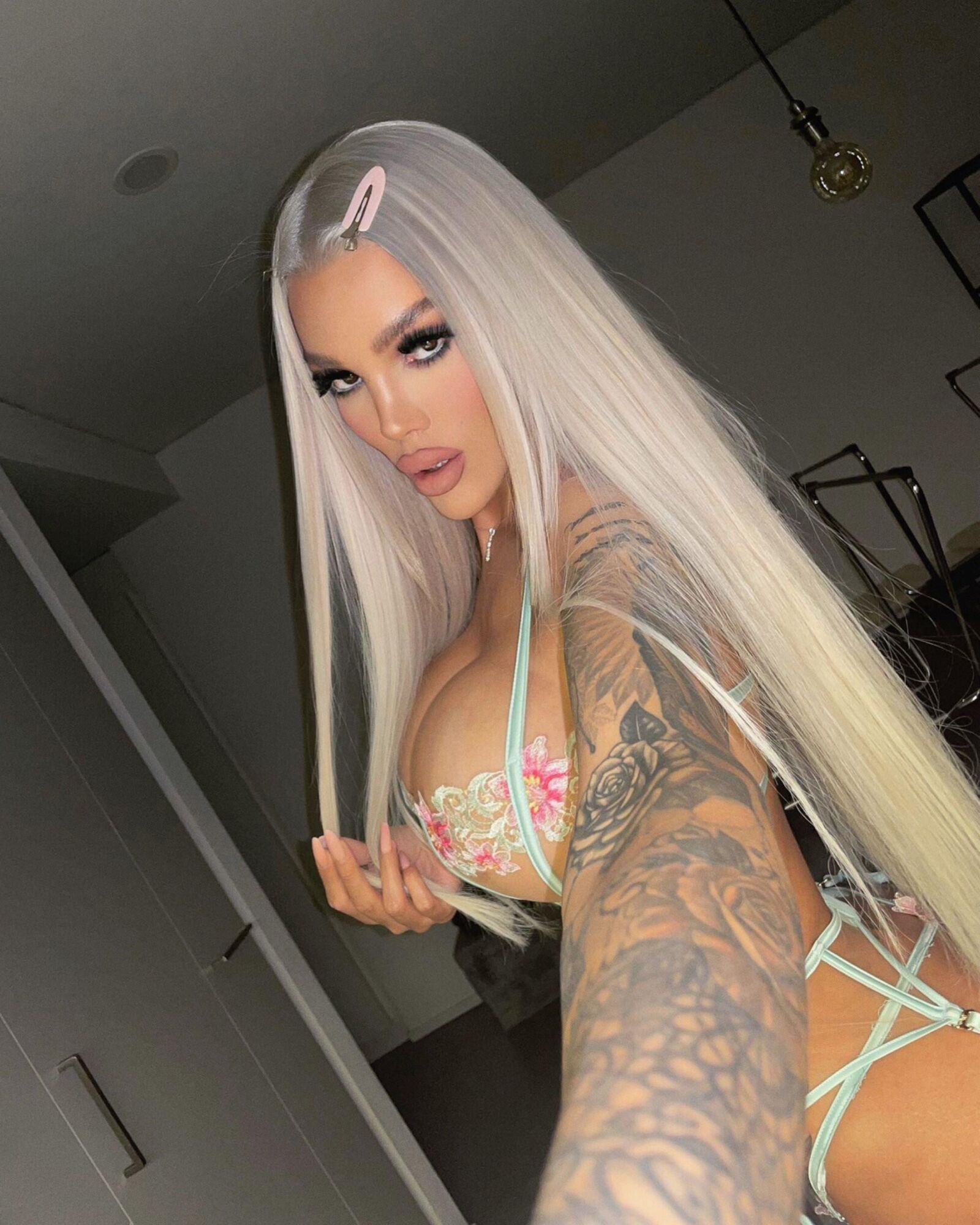 Perfect Bimbo chav Goddess Shay pour exploser si fort