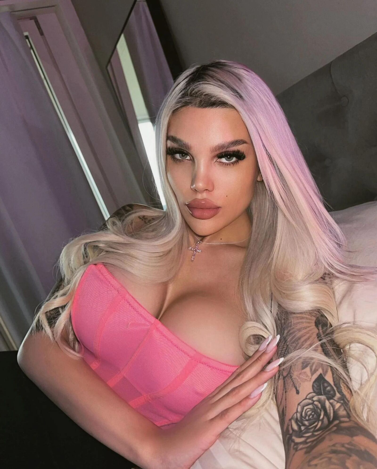 Perfect Bimbo chav Goddess Shay pour exploser si fort