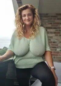 Blonde, sinueuse et belle