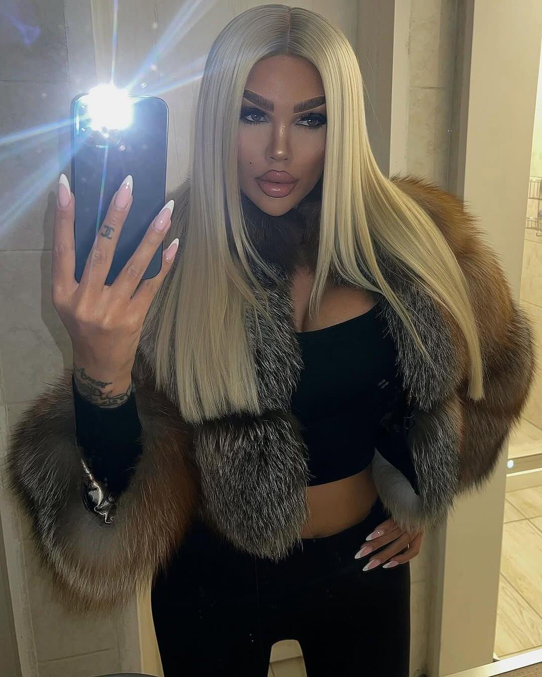 Perfect Bimbo chav Goddess Shay pour exploser si fort
