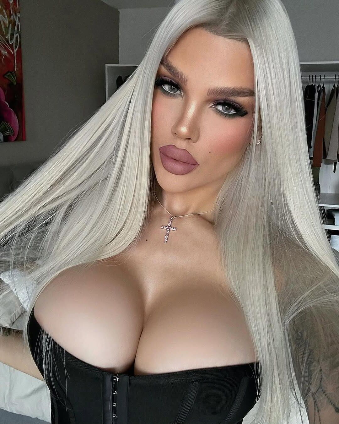 Perfect Bimbo chav Goddess Shay pour exploser si fort