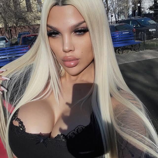 Perfect Bimbo chav Goddess Shay pour exploser si fort
