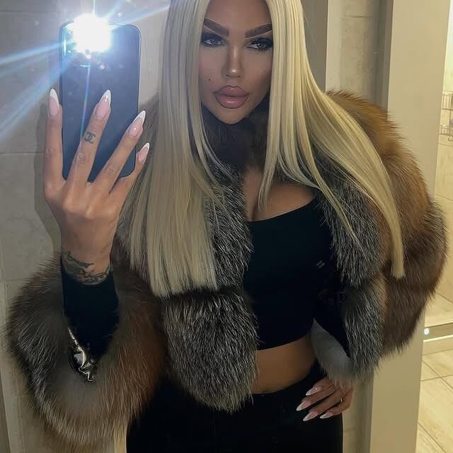 Perfect Bimbo chav Goddess Shay pour exploser si fort