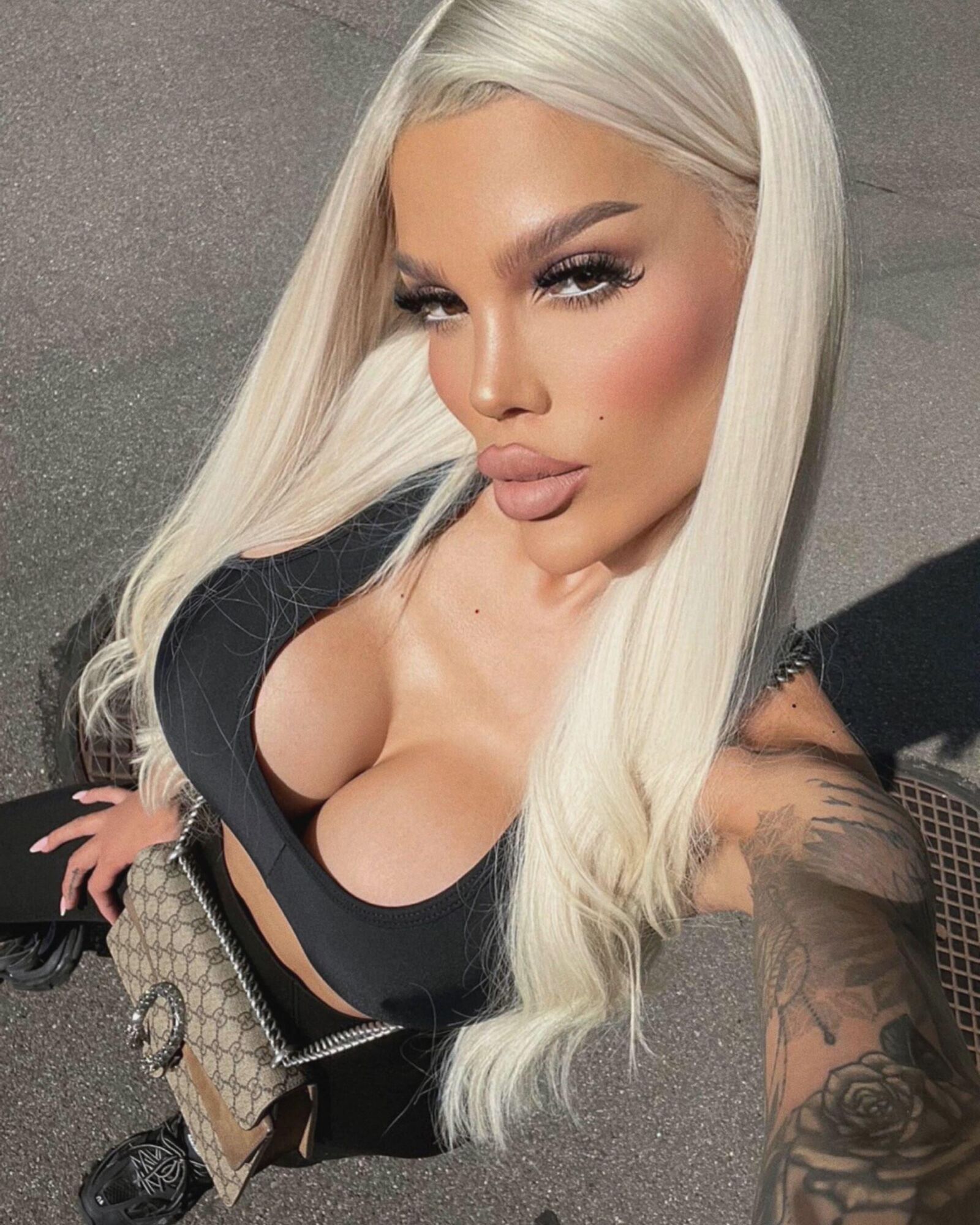 Perfect Bimbo chav Goddess Shay pour exploser si fort