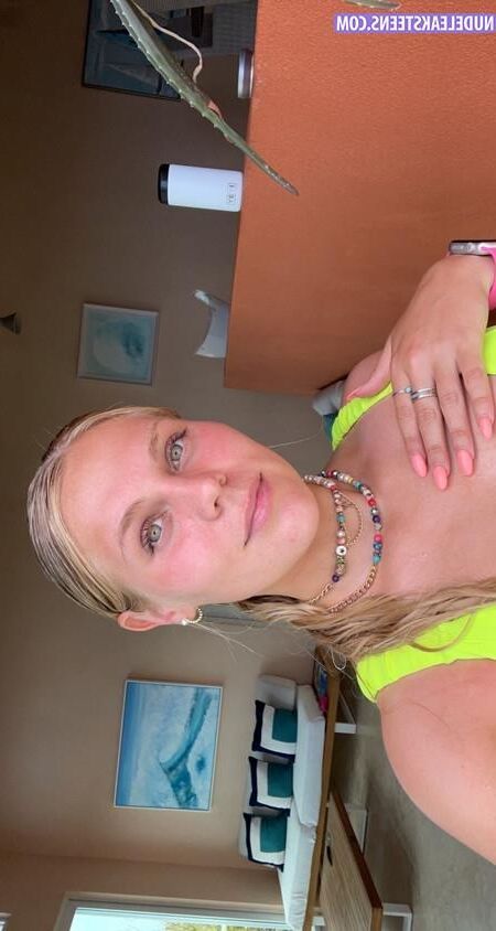 Blonde sportive