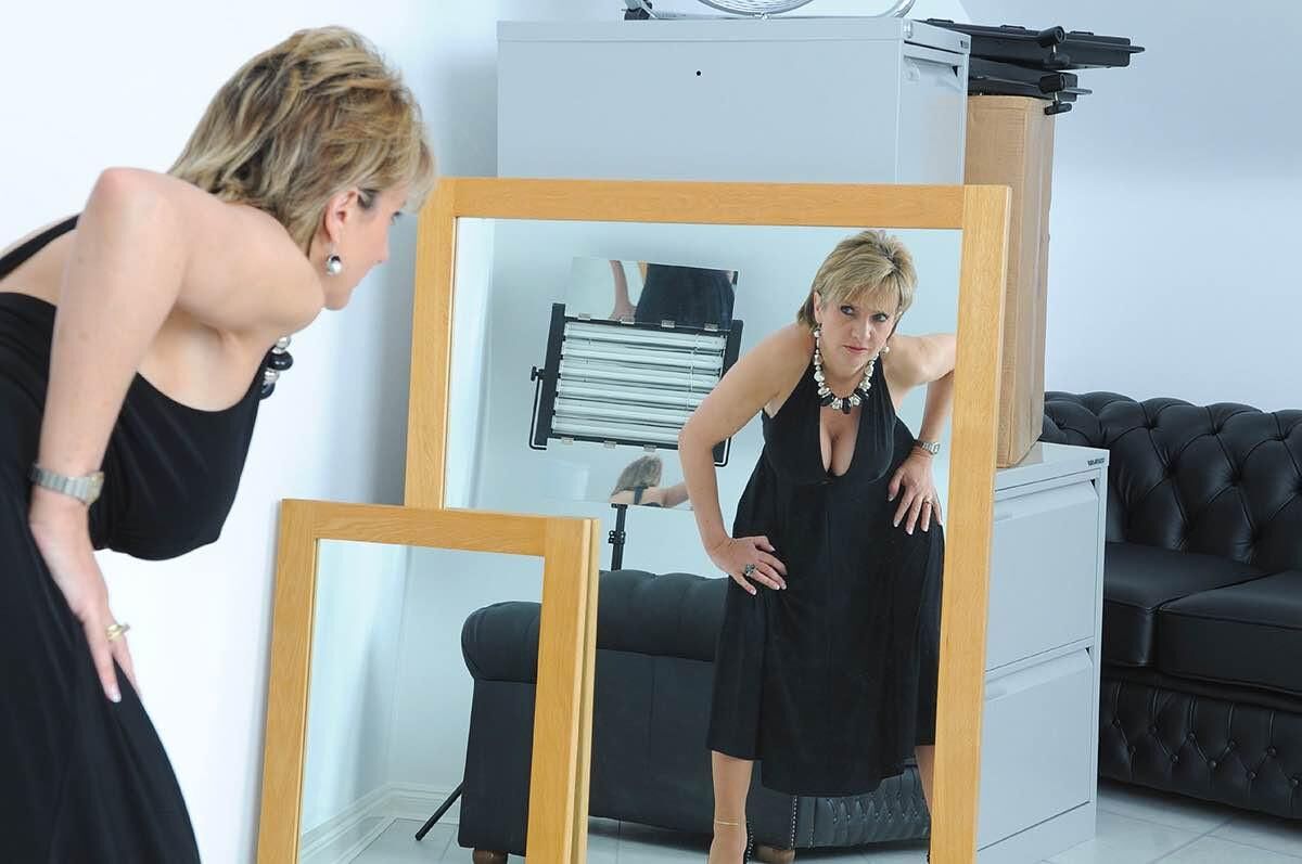 Gill Ellis Young (Lady Sonia) s'habillant pour Charles