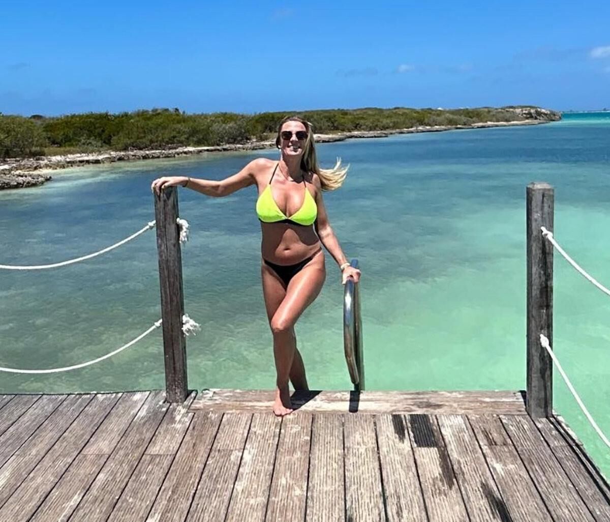 Николь Coulombe First Thong Bikini Bikini Derk сдает вызов