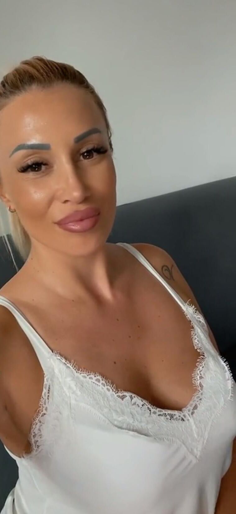 Romanian bimbo ex gf Moniq ...NO LIMITS COMMENTS