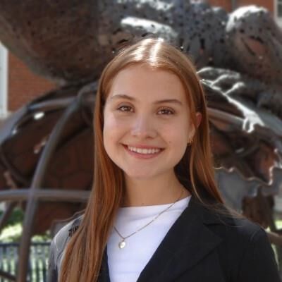 大学の学生ミアは彼女のデジニーを失います