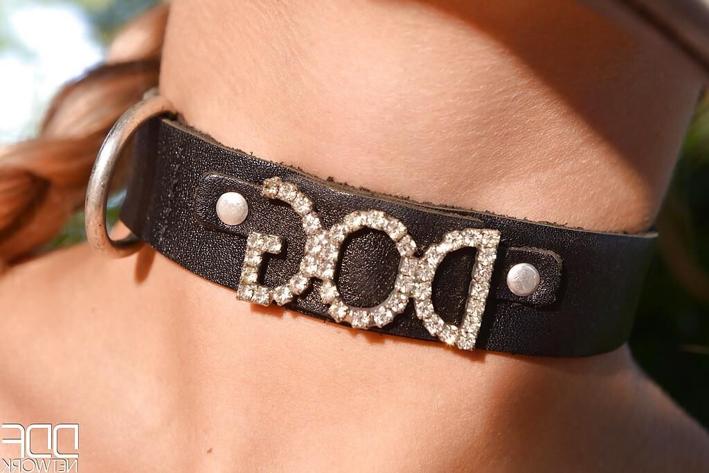 Blonde Bondage Whoreは、ブルネットの雌犬によって規律されています