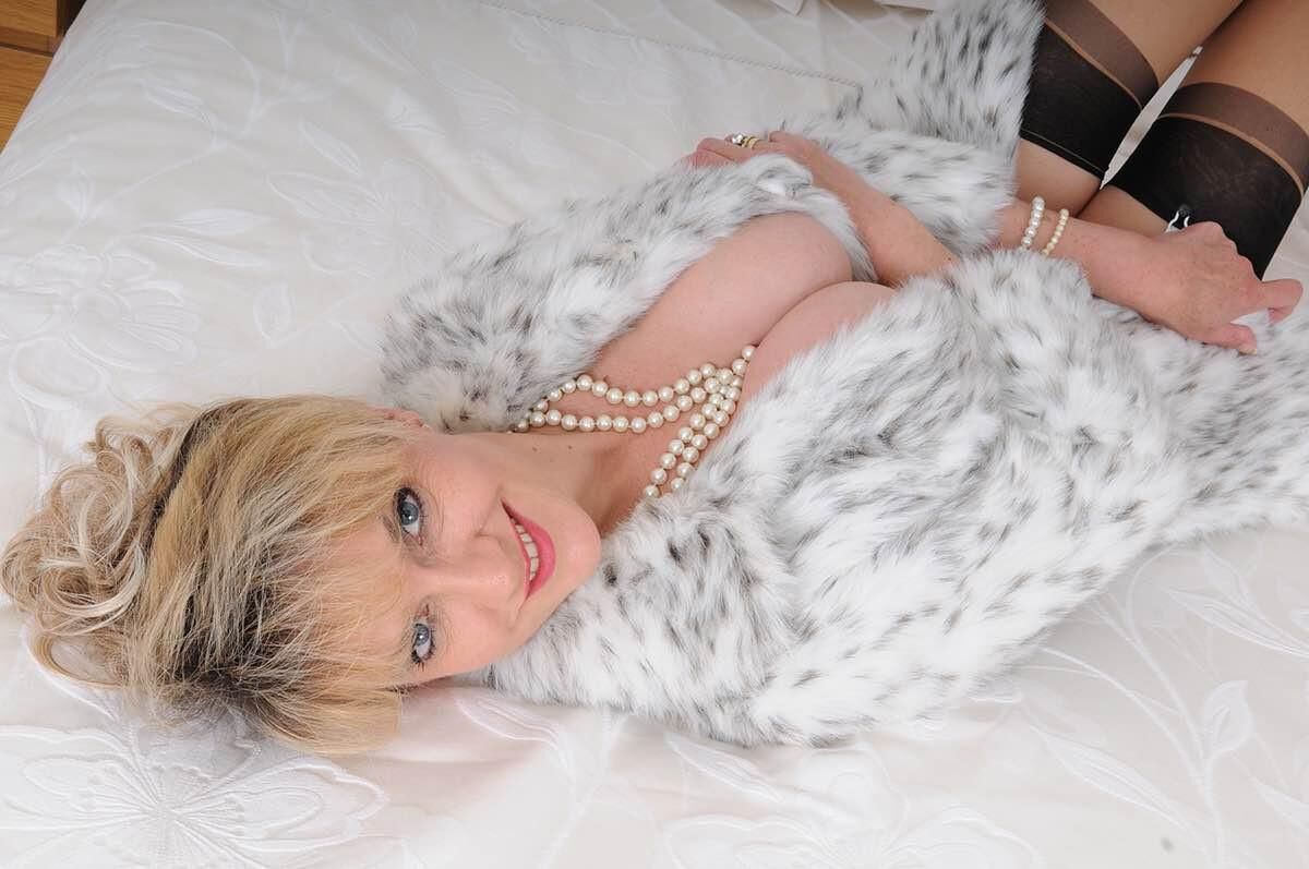 Gill Ellis Young (Lady Sonia) pêlo e totalmente modelado