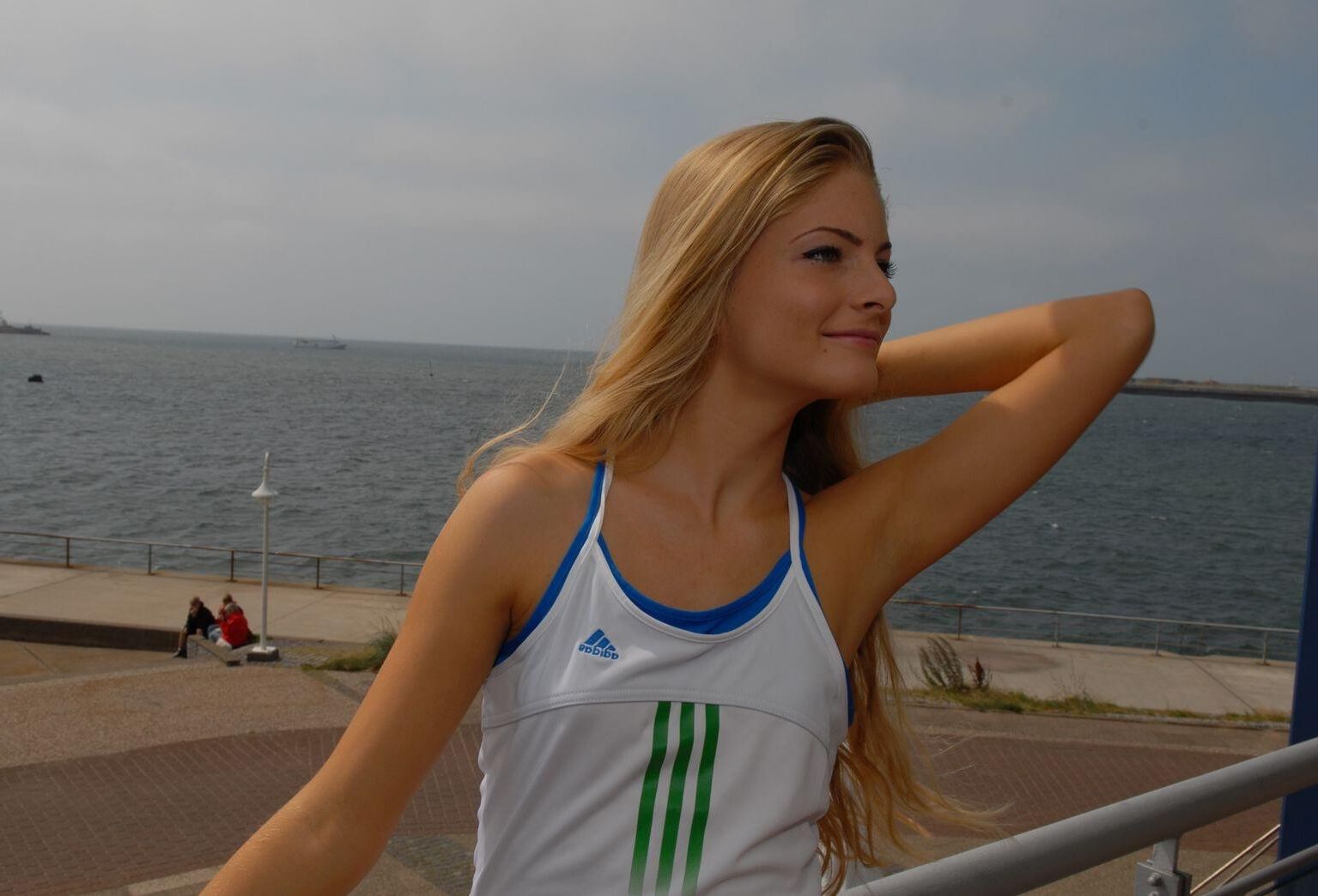 Loira amadora provocando à beira -mar
