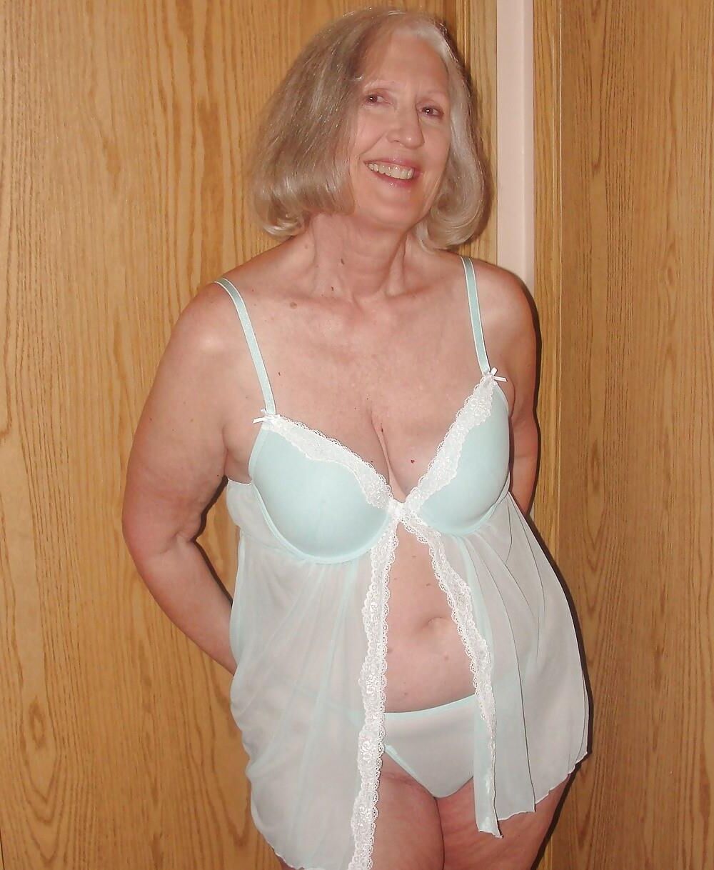 Blonde Oma Sue aus Kanada