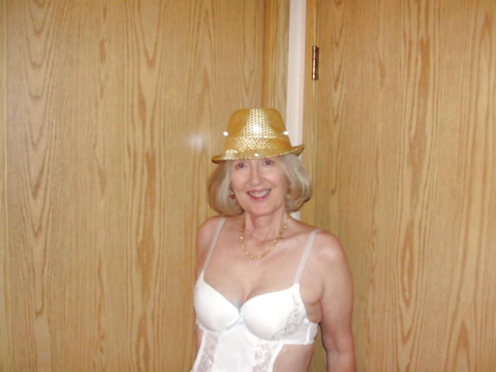 Blonde Oma Sue aus Kanada