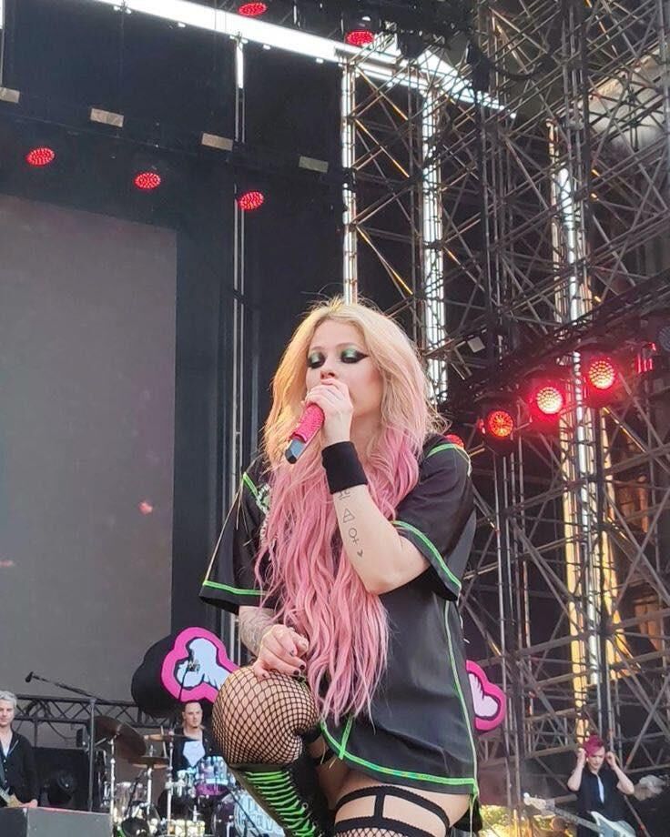 Avril Lavigne upskirts 