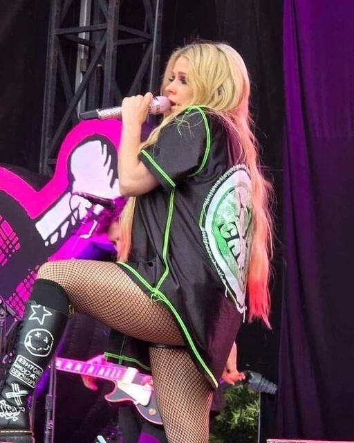 Avril Lavigne upskirts 