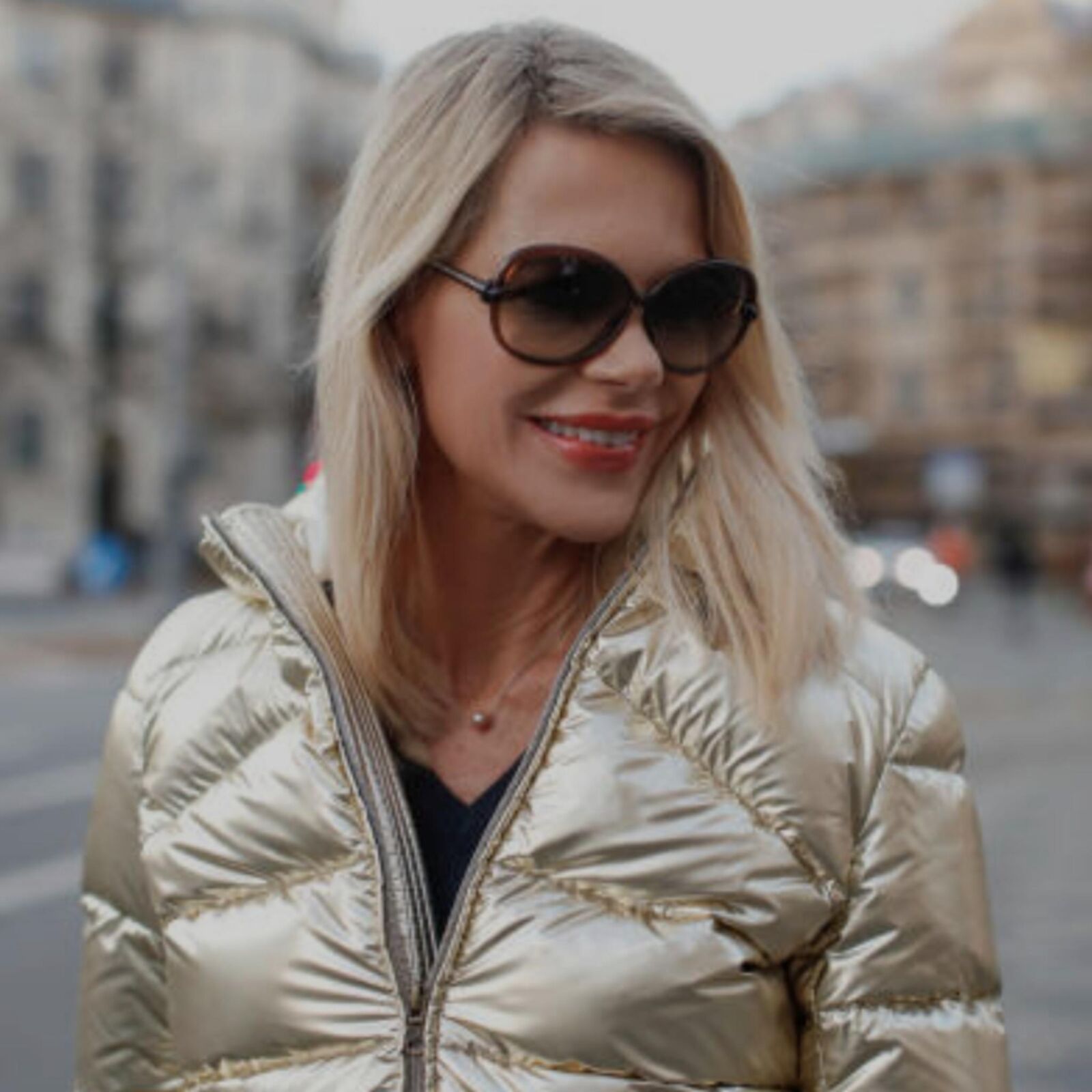 Nina R. Alte geile Fickschlampe in sexy Satin Teil ! 