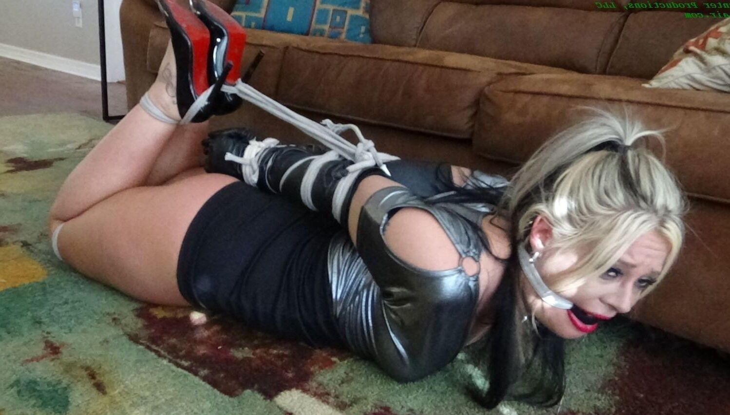 Blondes Femdom and Bondage