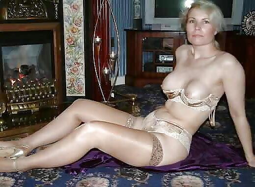 Superb mature English blonde Liz at home