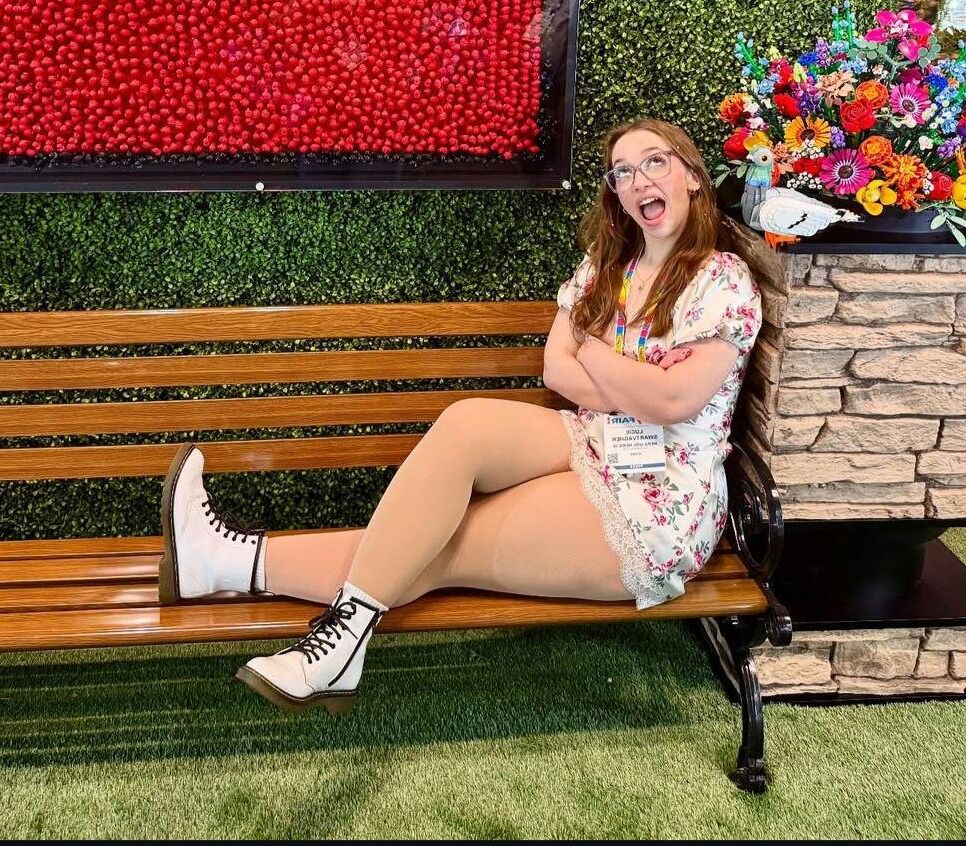 Fille nerd posant