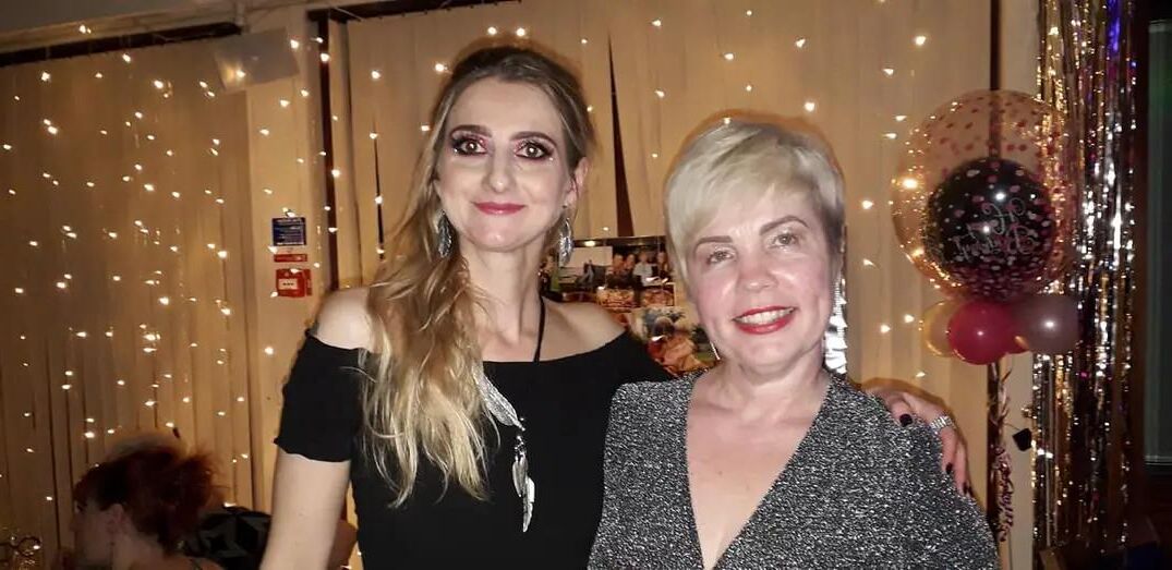 Os peitos pequenos de Emma me dão ejaculação prematura!