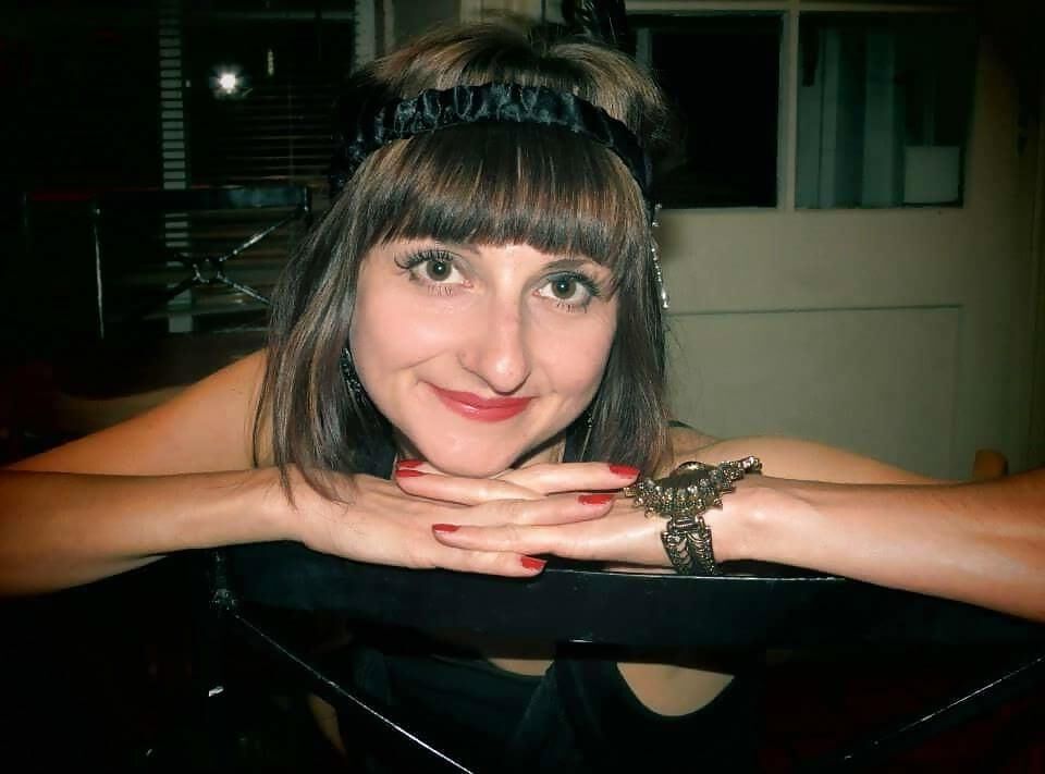 Os peitos pequenos de Emma me dão ejaculação prematura!