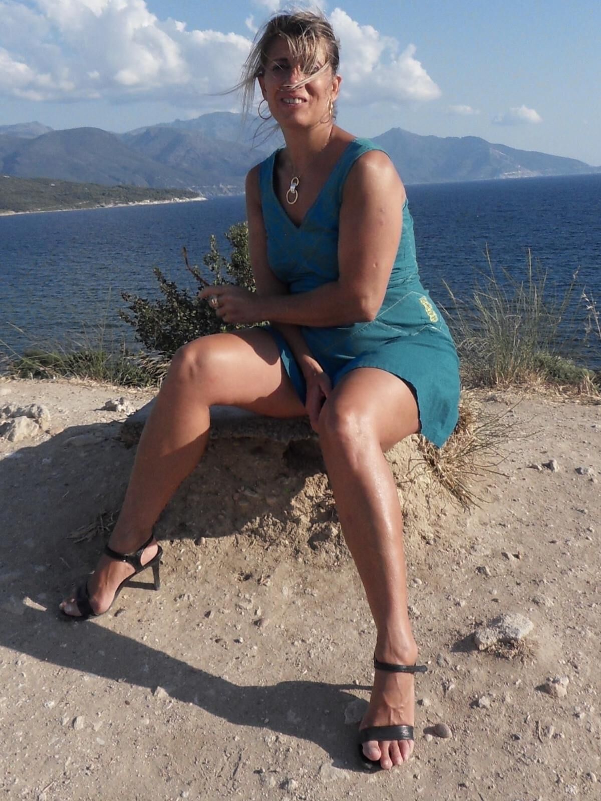 Lisa se promene sans culotte en Corse