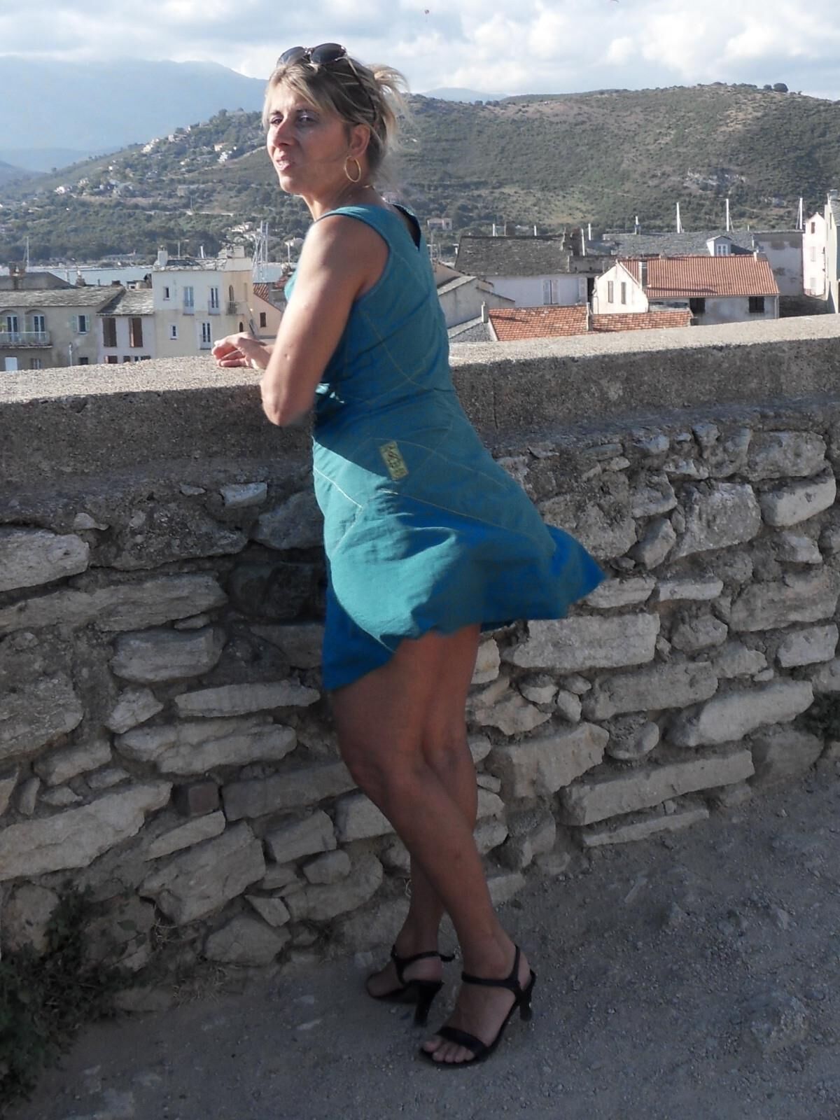 Lisa se promene sans culotte en Corse