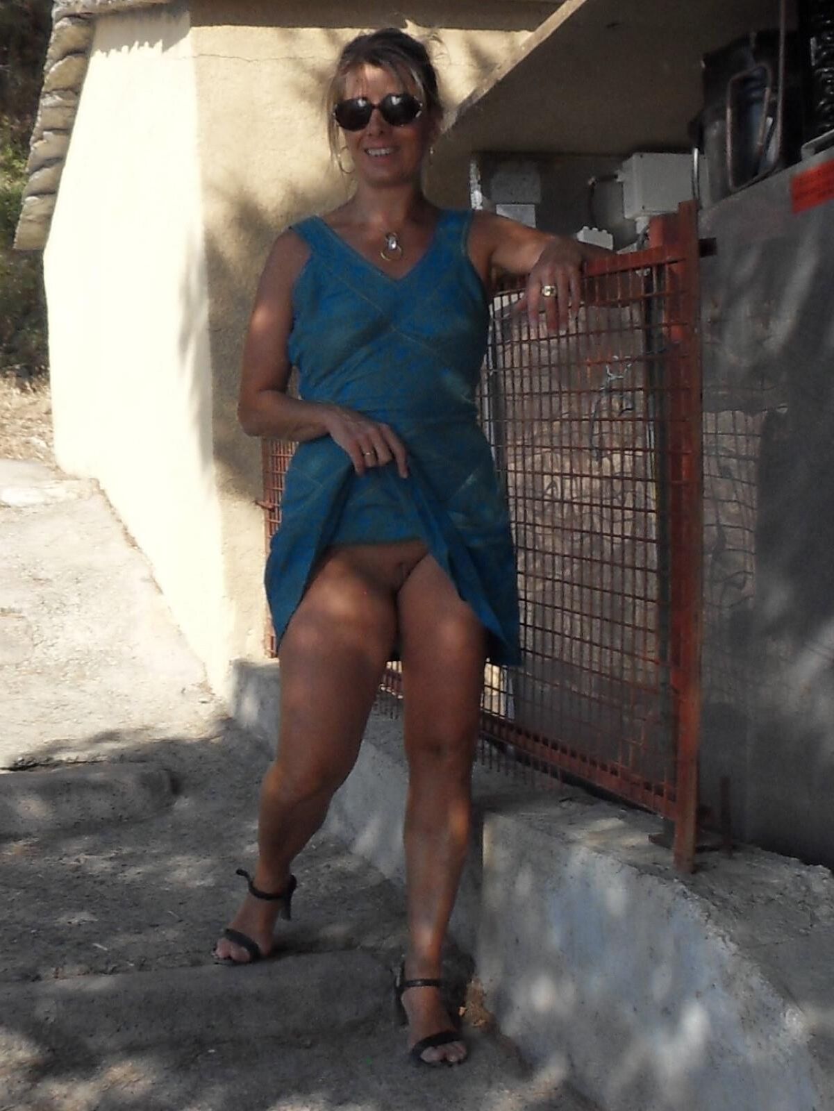 Lisa se promene sans culotte en Corse