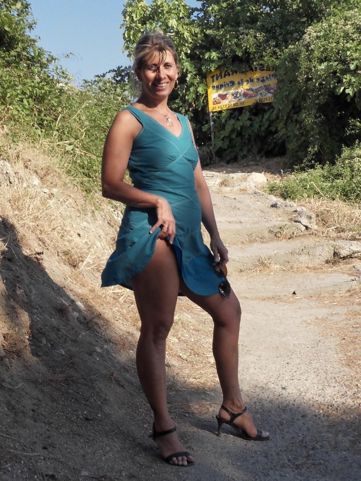 Lisa se promene sans culotte en Corse