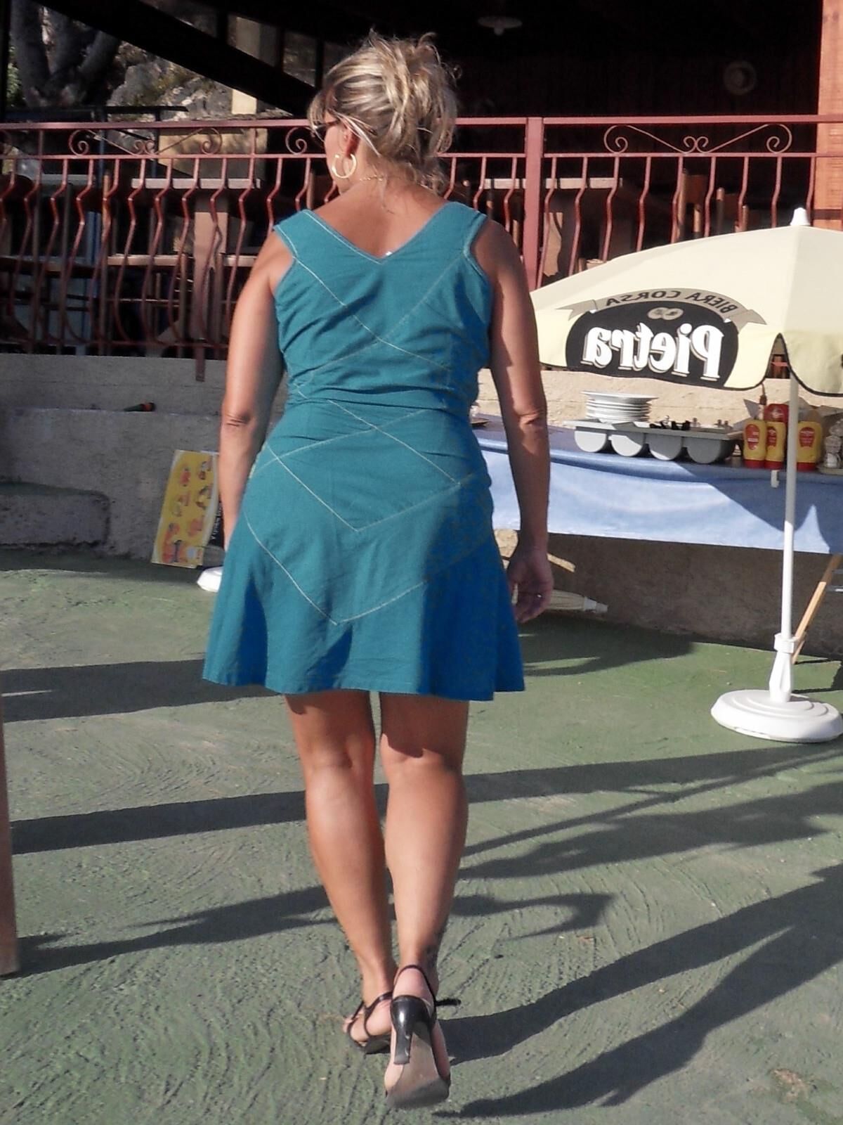 Lisa se promene sans culotte en Corse