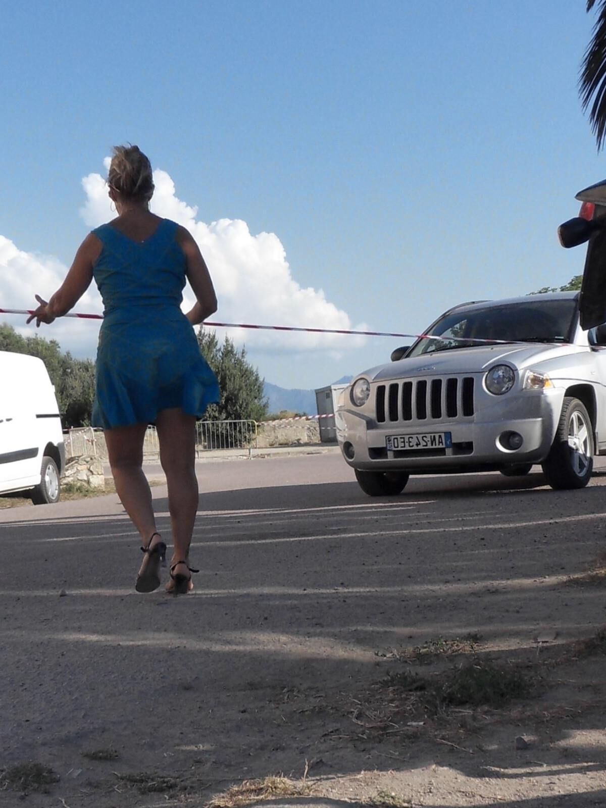 Lisa se promene sans culotte en Corse