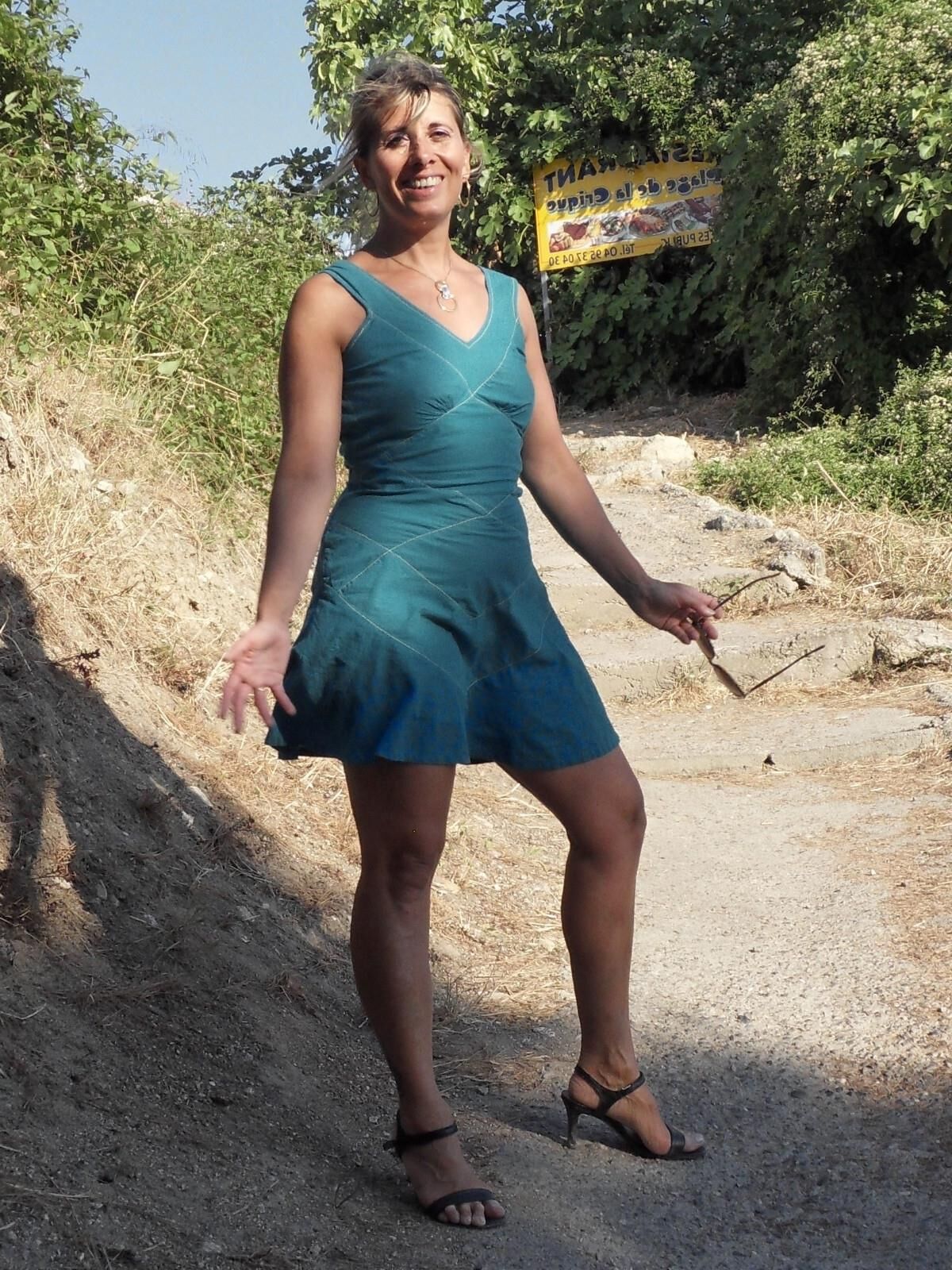 Lisa se promene sans culotte en Corse