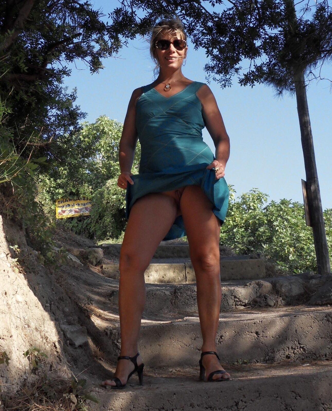 Lisa se promene sans culotte en Corse