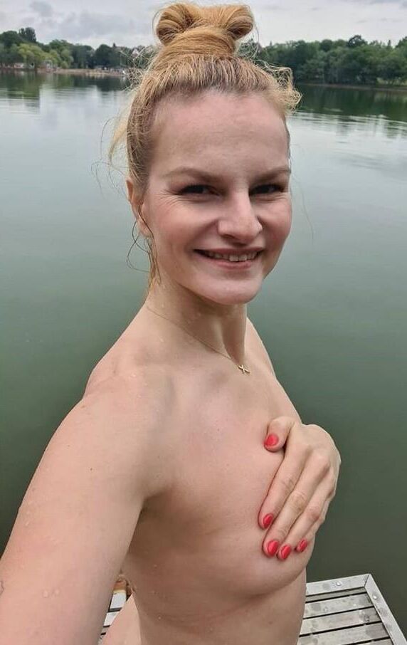 Iva Pazderkova ( )