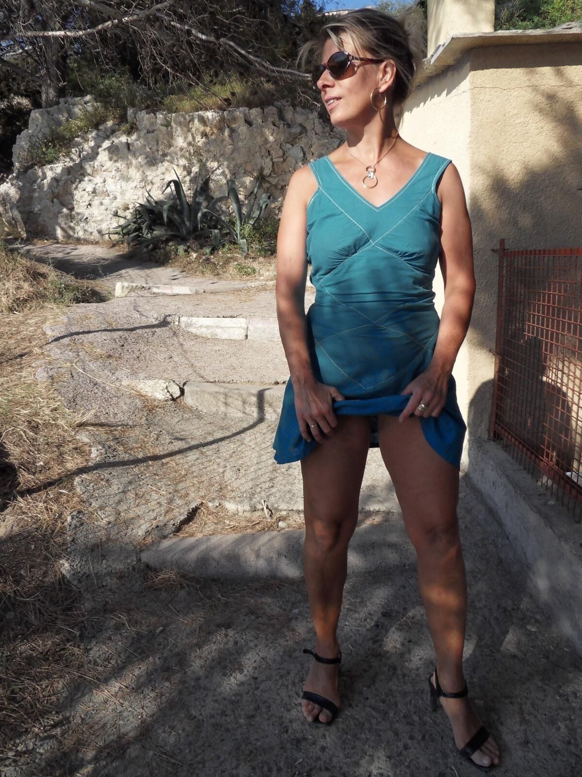 Lisa se promene sans culotte en Corse