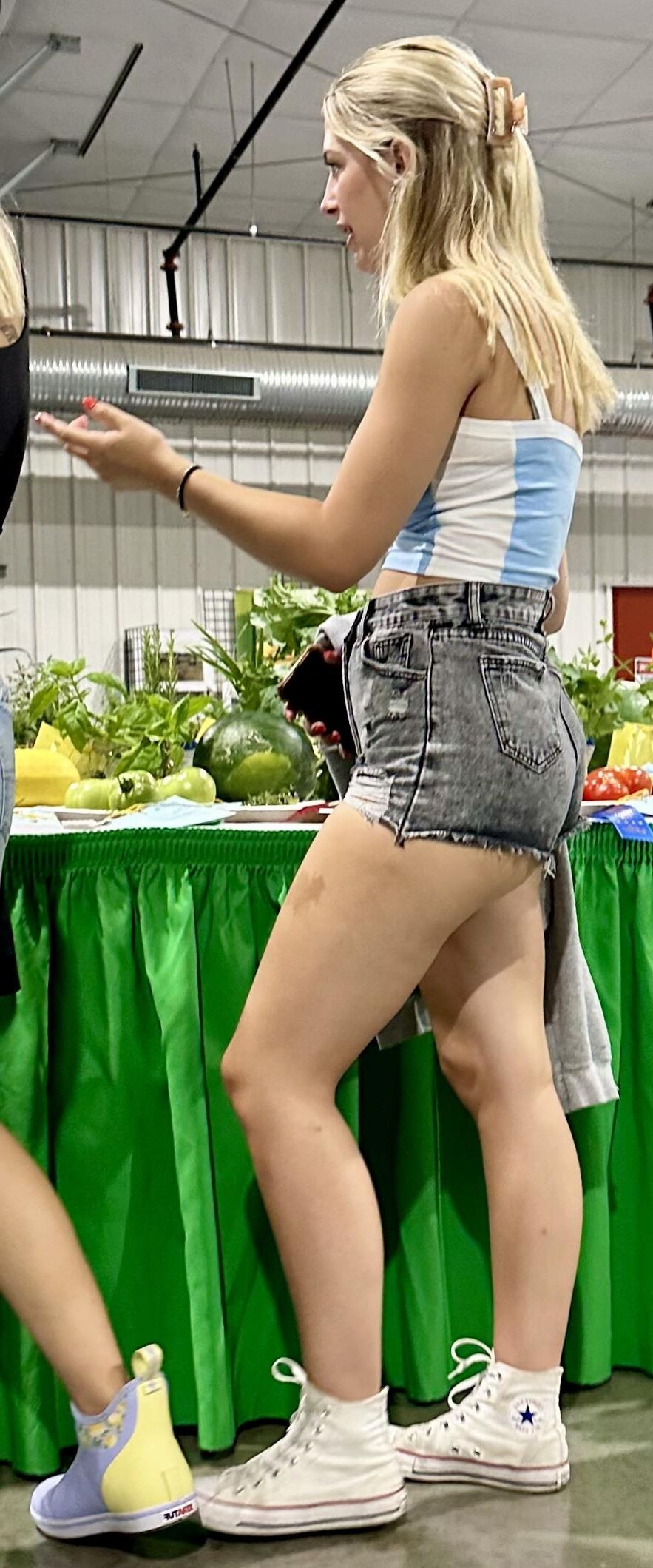 Oh ce cul adolescent à la foire ...