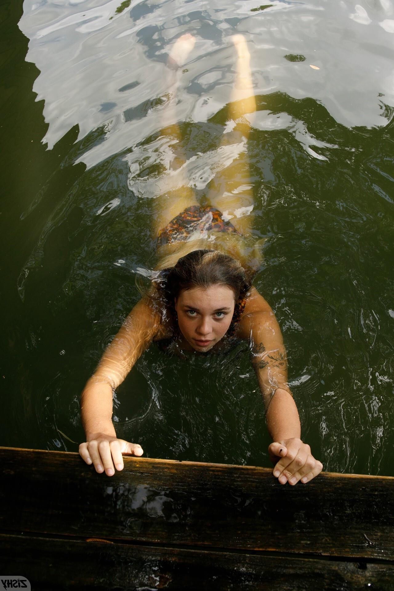 Gabbie Carter no lago Goneaway