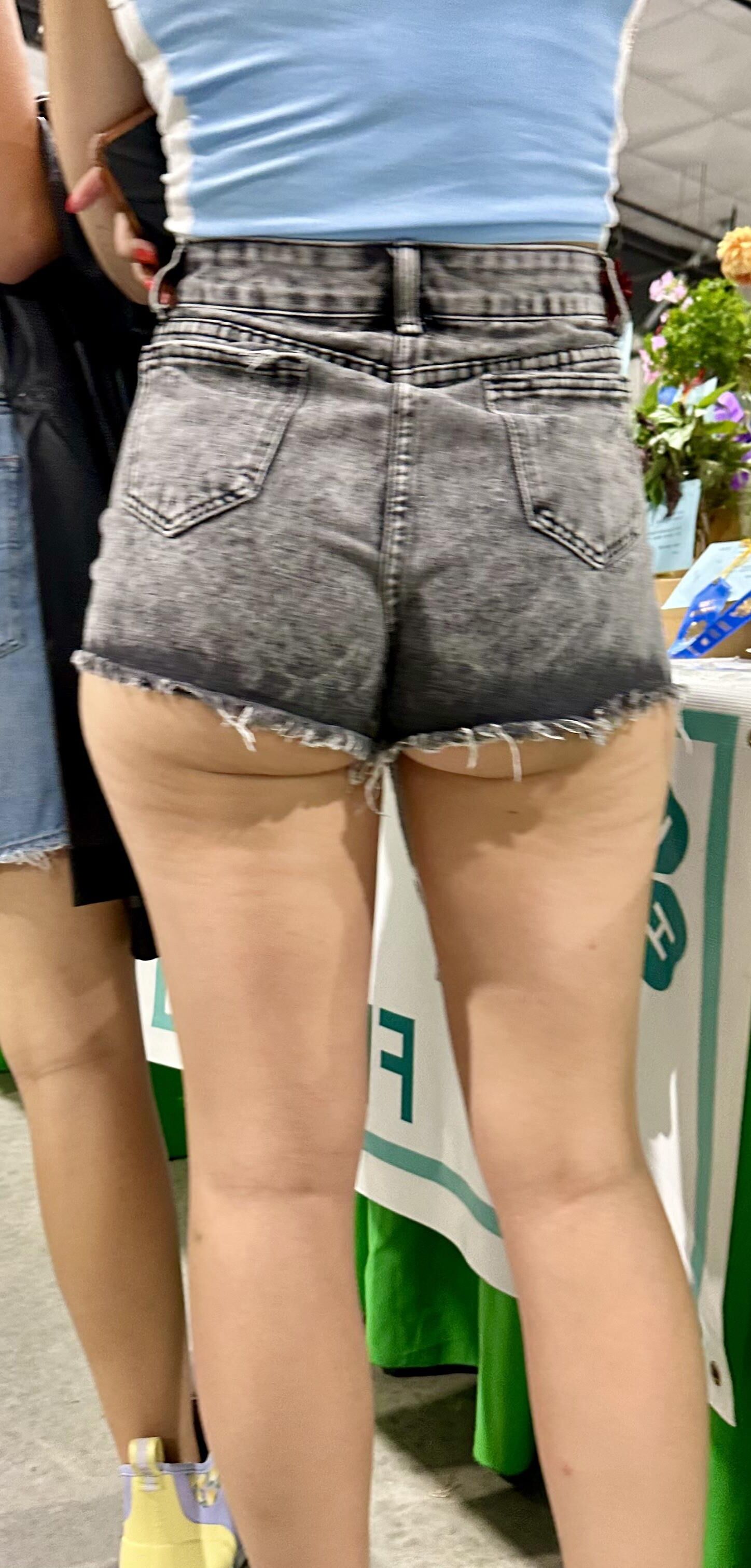 Oh ce cul adolescent à la foire ...
