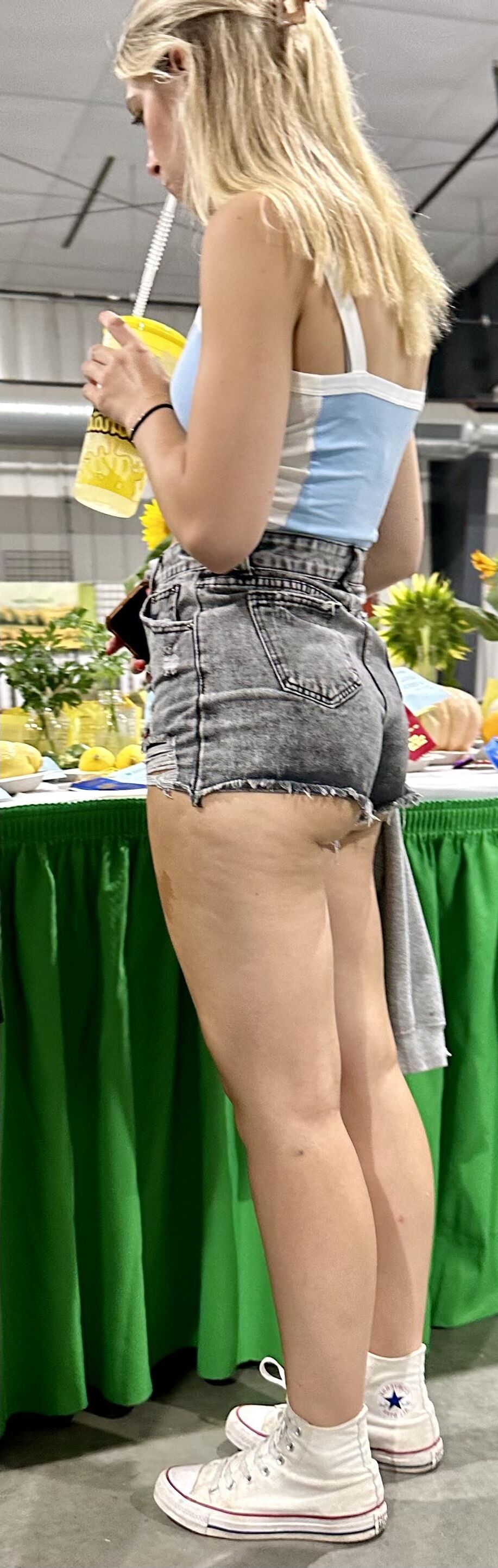 Oh ce cul adolescent à la foire ...
